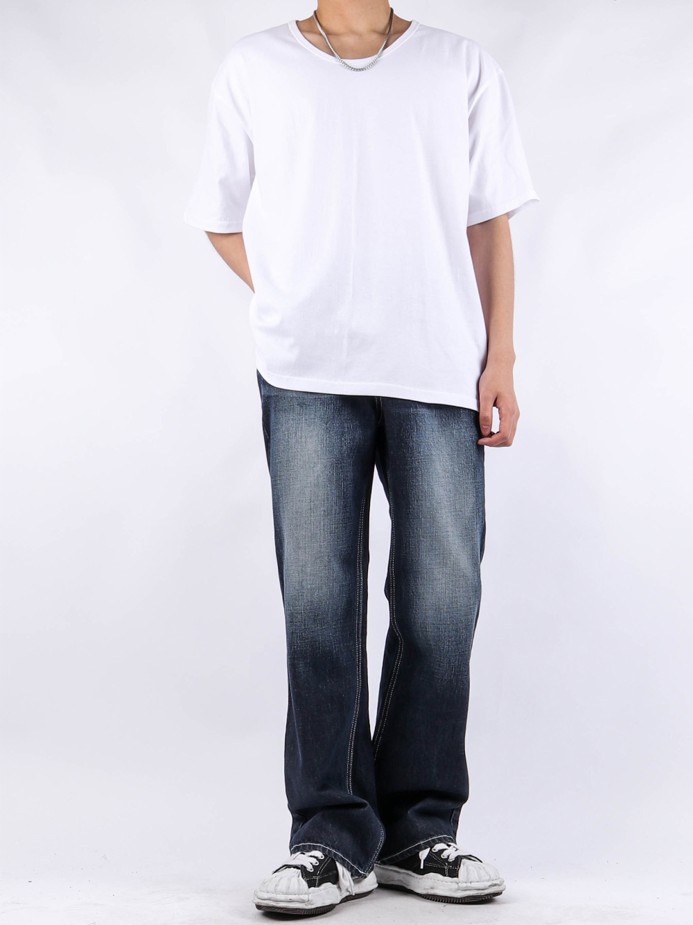 반팔 티셔츠 모델 착용 이미지-S1L5